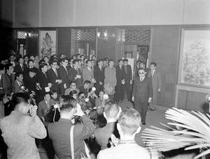 1961년 하야 발표 기자회견을 위해 입장하고 있는 윤보선 대통령