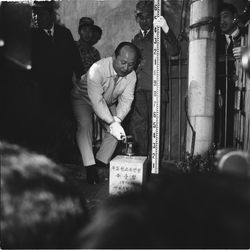 1970년 10월 보신각 앞 지하철 수준점 설정 당시 모습