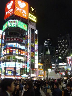 일본 신주쿠의 고에너지 광고와 광공해