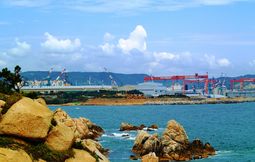 울산의 HD현대중공업 조선소와 크레인