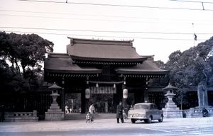 1971년 9월 25일, 「마약 척결 결기 집회」를 개최한 미나토가와 신사(9년 전인 1962년 촬영)