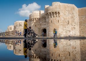 휠체어는 이집트의 이 아이처럼 장애가 있는 사람들이 이동할 수 있도록 합니다.