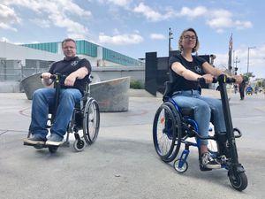 가벼운 전력 추가 장치가 부착된 휠체어