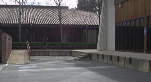 캘리포니아의 휠체어 경사로와 장애인 주차 공간