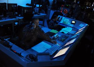 2010년대 초반 해상 안보 작전 중 항공모함 애브러햄 링컨(CVN-72)에 탑승한 미 해군 장교들이 방어 시스템을 모니터링하고 있다.