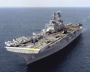 1999년 작전 중인 USS Bataan
