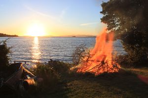 노르웨이 티스네스 섬에서 열리는 하지절 (6월 하지) 축제와 모닥불