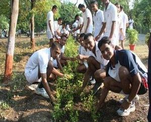 인도에서 세계 환경의 날을 기념하는 사람들