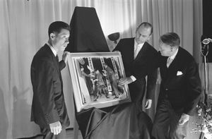 야마구치가 아사누마를 찌른 직후의 사진. 나가오 야스시(왼쪽)와 퓰리처상 수상 사진 (1961)