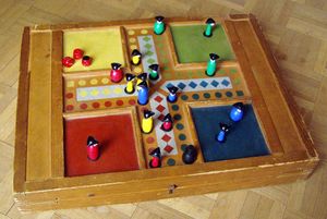 파치시(Parcheesi)는 인도에서 유래한 파치시(Pachisi)의 미국식 변형이다.