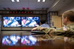 제5회 대회 결승전을 보는 주일미군 병사