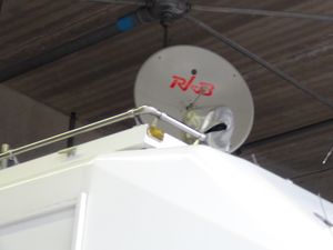 구 로고가 쓰여진 중계차의 패러볼라 안테나