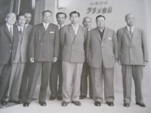 오른쪽부터 노사카 야스히사, 사카구치 헤이베에 (2대), 아오토 키사부로, 다카마쓰노미야 노부히토 친왕, 아오토 노보루, 오다 오사무, 노사카 이치로, 이사카 사다키치, 노사카 칸지 (1954년, 라디오 산인 개국)