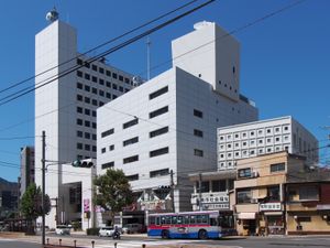 이전 나가사키 방송 구 본사(전면)와 NBC 소시아(후면)