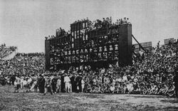 전후 첫 와세다-게이오전에서 초만원이었던 고라쿠엔 구장(1946년 6월 15일)