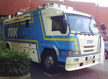 야마시타정 본사 시대에 운용되었던 중계차(구 디자인, 차종은 미쓰비시 후소 더 그레이트)