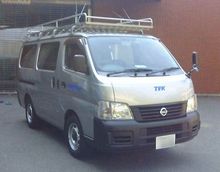 텔레비전 가나가와 소유 차량(구 로고, 야마시타정 본사 시대에 촬영. 차종은 닛산 닛산 캐러밴 E25형)