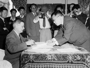 UNKRA의 원조 협정 조인식 석상의 콜터 UNKRA 단장과 백두진 국무총리 (1953)