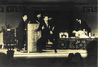 육영수 저격 직후의 모습. 연단 앞에 권총을 들고 서 있는 사람은 훗날 제9대 대통령 경호실장을 지낸 박상범.