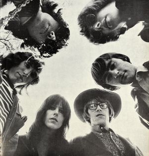 1967년 7월 29일 캐시 박스(Cash Box) 표지에 실린 제퍼슨 에어플레인. 오른쪽 상단부터 시계 방향으로: 폴 칸트너, 마티 발린, 잭 캐사디, 그레이스 슬릭, 스펜서 드라이든, 조르마 카우코넨