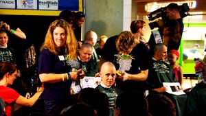 46 Mommas 행사에서 여성들이 머리를 깎고 있다. 46 Mommas는 암 관련 모금 및 인식 제고 프로그램이다.