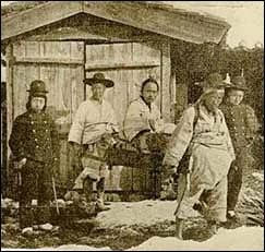 전봉준의 체포. 탈출 시도 중 다리가 부러져 마차에 앉아 있다.