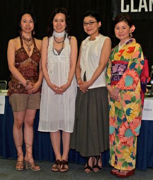 클램프의 네 명의 작가(왼쪽부터): 이가라시 사츠키, 오카와 나나세, 네코이 미츠루, 아파파 모코나가 《X》를 제작했습니다.