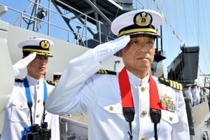 제1종 예복 하복을 착용한 해상자위대 간부