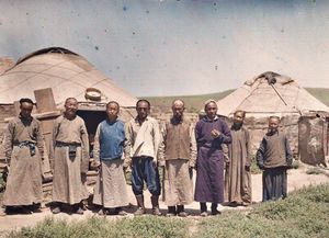 1912년 유르트 앞에 서 있는 몽골인들