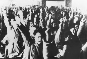 내몽골 인민대회 대표들이 구호를 외치고 있다.