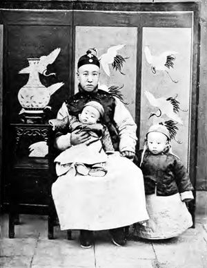 푸이 (오른쪽)와 순친왕 자이펑에게 안긴 푸제 (1909년)