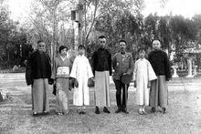 다케모토 타지(竹本多吉) 대좌 부부와 함께 있는 푸이(1924년)