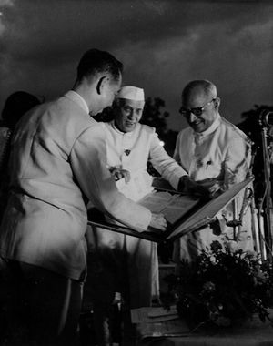 인도 총리 네루가 기시 노부스케에게 환영사를 하는 모습, 뉴델리, 1957년 5월 24일