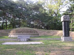 서울특별시 강북구 우이동 솔밭공원 인근에 위치한 여운형의 묘소.