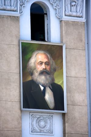 2012년까지 외무성 정면에 있던 카를 마르크스의 초상화