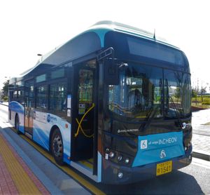 청라에서 가정역까지 운행하는 702번 버스. 차량은 에디슨모터스의 에디슨 화이버드이다.