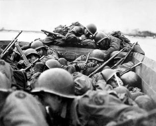 [[미국 89사단]]이 사격 하에 [[라인강]]을 건너고 있다.