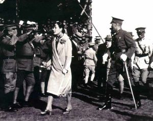 장제스와 쑹메이링이 제2차 중일 전쟁 중 군대 사열