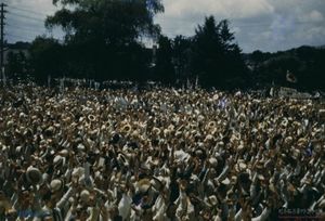 정부수립 선포에 만세를 부르며 환호하는 시민들(1948년 8월 15일)
