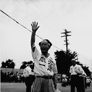 북진통일 시위에 나온 어느 남자가 울부짖고 있다(1954).