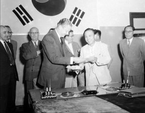 한미원조 (1,500만불) 조인식에 참석한 유완창 부흥부장관과 주한미국 대사 엘리스 브리그스(1955)