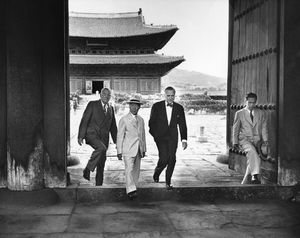 1953년 8월, 휴전 협상을 마무리하고 경복궁 근정전을 거닐고 있는 왼쪽부터 미 국무장관 존 포스터 덜래스(John Foster Dulles), 이승만 대통령, 월터 로버트슨(Walter S. Robertson) 미 국무부 차관보.