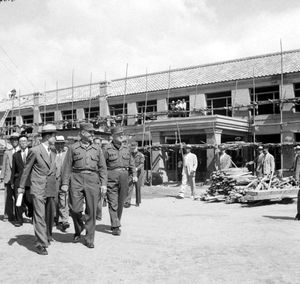 외국인 관계자가 AFAK의 자재원조로 대구시청사 및 각 학교 공사현장 둘러보는 모습.