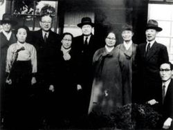 앞줄 왼쪽에서 두 번째는 박순천, 뒷줄 맨 왼쪽은 현석호, 장면 순, 가운데는 신익희, 뒷줄 왼쪽 첫 번째는 신창현, 두 번째는 곽상훈