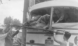 진압 후, 버스에서 내려지는 반란 병사