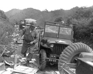 김화 전투에서 박격포 부대 장병의 안위를 확인하러 가는 9대 사단장 손호찬(1953년 7월 17일)