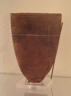 서울 암사동 유적에서 출토된 빗살무늬토기. 기원전 4000년경 제작된 것으로 추정된다.