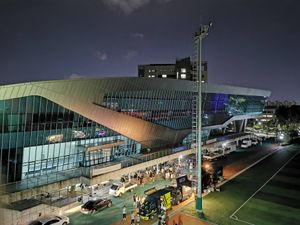 야간의 KAIST 체육 시설