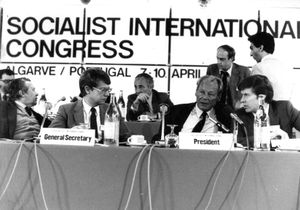 1983년 사회주의 인터내셔널 총회에서 빌리 브란트와 퇴임하는 사무총장 베른트 카를손(왼쪽), 새로운 사무총장 펜티 봔애넨(오른쪽)