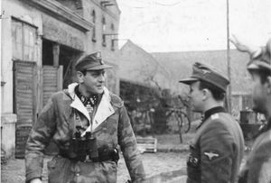 오토 스코르체니(Otto Skorzeny)와 제500 SS 낙하산 대대 병사들(1945)